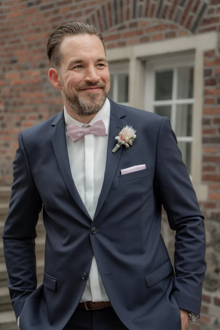brautigam-portrait-standesamt-schloss-velen